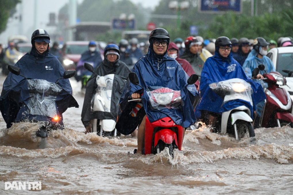 Miền Trung mưa tầm tã, nhiều nơi có thể ngập úng - 1