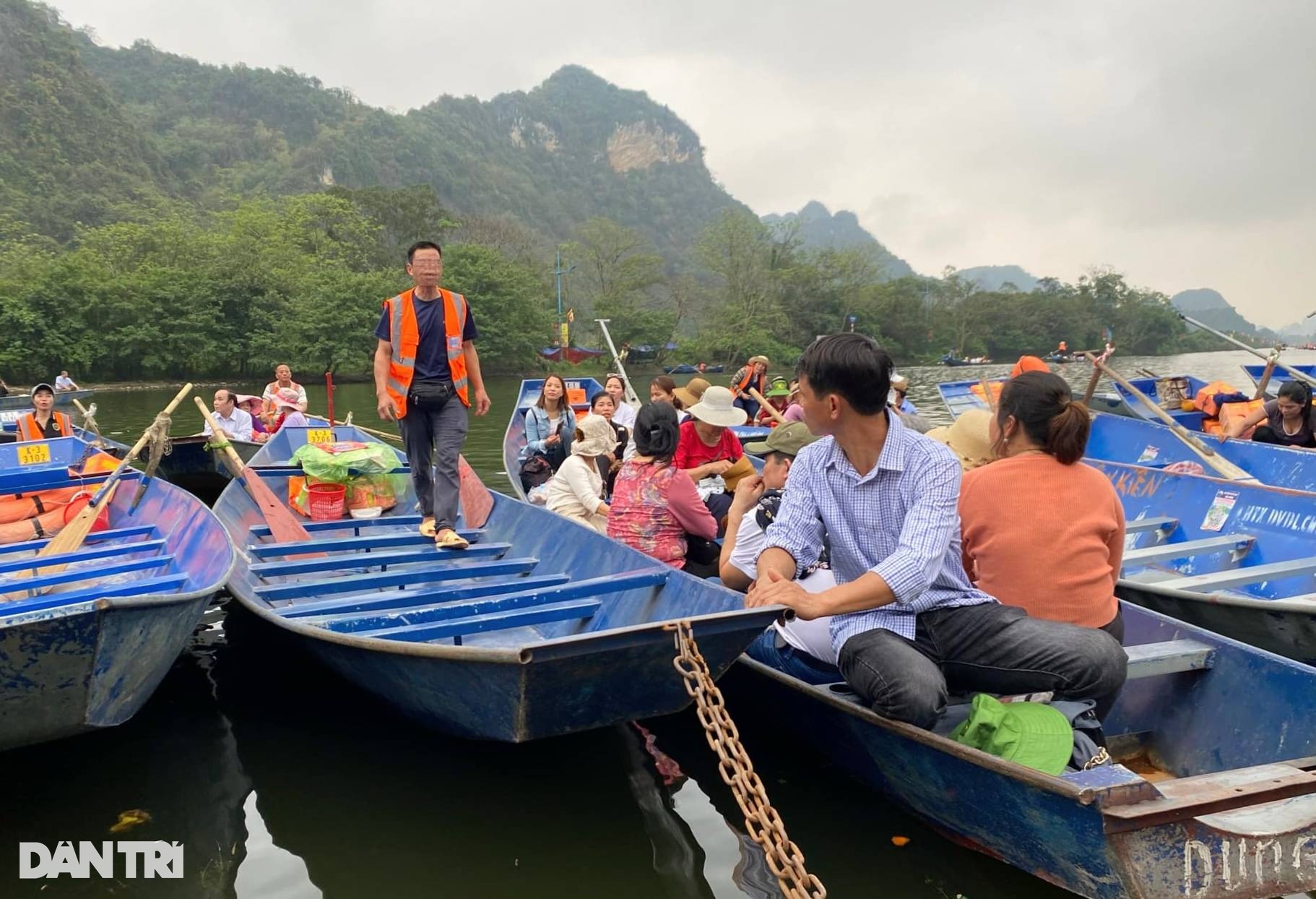 Khách đi đò không mặc áo phao, biến chùa Hương thành sàn diễn giọng ca - 2