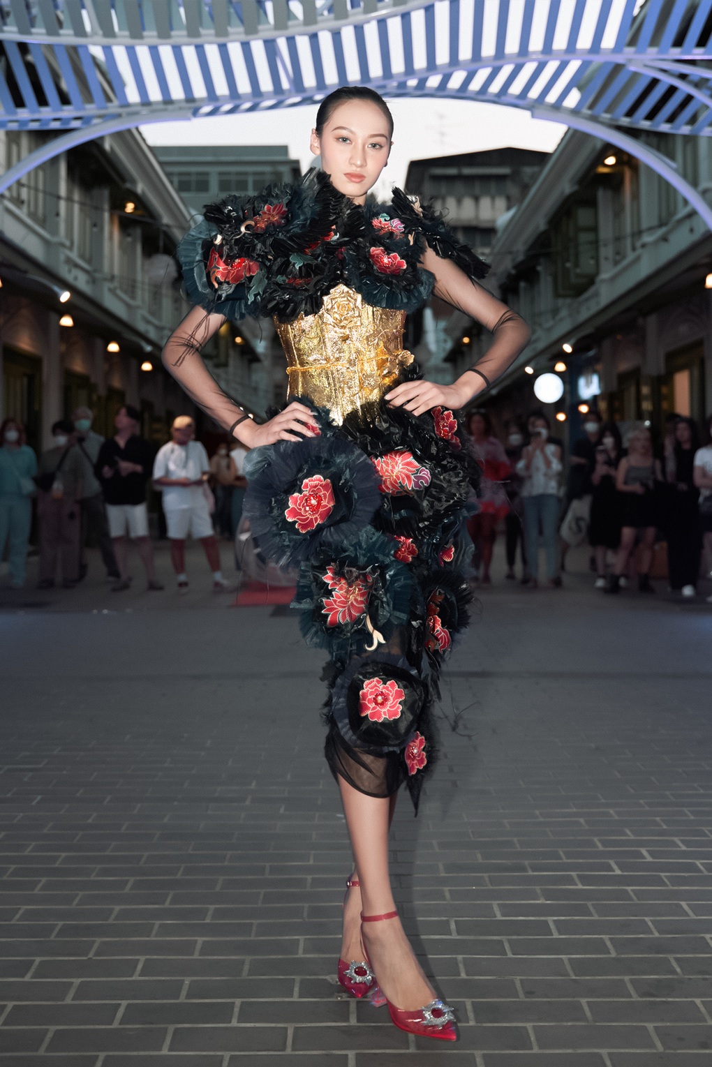 Siêu mẫu Thi Thi Phạm trình catwalk cùng dàn người mẫu Thái Lan - 4 Siêu mẫu Thi Thi Phạm trình catwalk cùng dàn người mẫu Thái Lan - 4