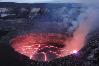 Hồ nước nóng kỳ lạ liên tục phát triển trên miệng núi lửa