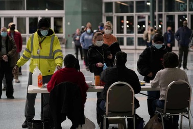 Người Mỹ đi bỏ phiếu từ tờ mờ sáng