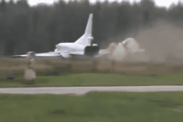 Khoảnh khắc máy bay ném bom của Nga lao khỏi đường băng, đứt lìa cánh