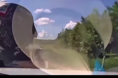 Khoảnh khắc xe tải vào cua gấp, lật nghiêng đè lên ô tô con