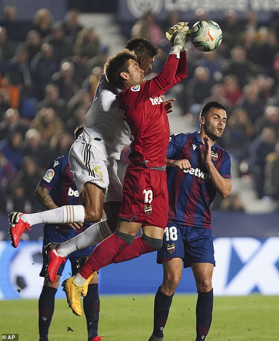 Thua sốc Levante, Real Madrid mất ngôi đầu bảng - 3 Thua sốc Levante, Real Madrid mất ngôi đầu bảng - 3
