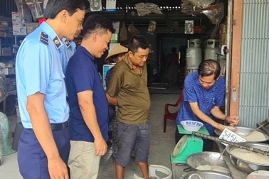 Kiểm tra cơ sở bán "gạo lạ" ở Hậu Giang