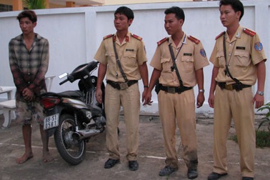 CSGT bắt đối tượng trộm xe máy… như phim