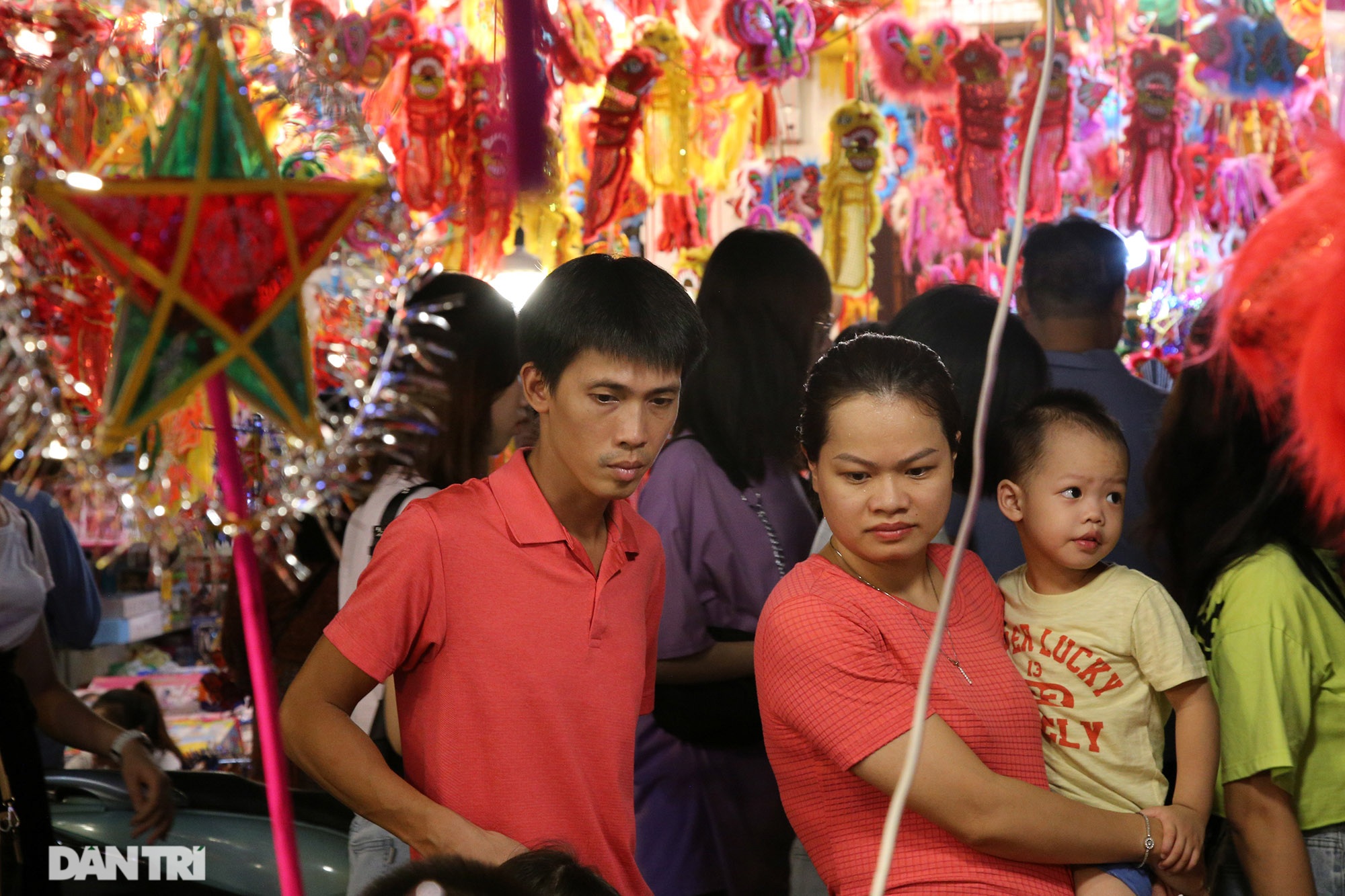 Đông nghịt người dân đổ về chợ trung thu phố cổ Hà Nội - 14 Đông nghịt người dân đổ về chợ trung thu phố cổ Hà Nội - 14