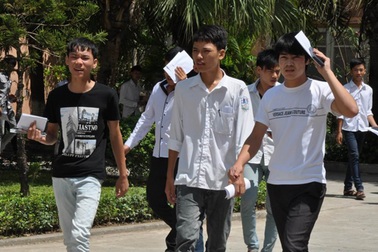 Bố gọi điện thoại, con bị đình chỉ thi