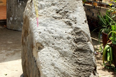 Đổ xô đi xem khối đá... nổi trên mặt nước