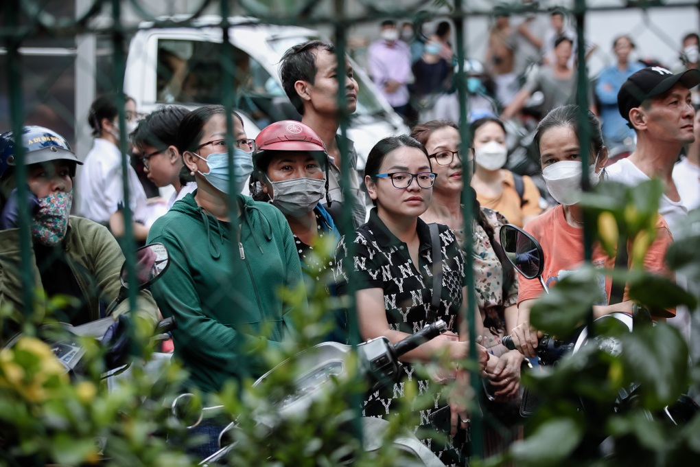 Căng người chờ điểm thi lớp 10, mẹ con cùng đi khám... tâm thần - 3 Căng người chờ điểm thi lớp 10, mẹ con cùng đi khám... tâm thần - 3