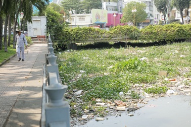 Hàng chục tấn rác thải hôi thối, dồn ứ trên kênh Nhiêu Lộc - Thị Nghè