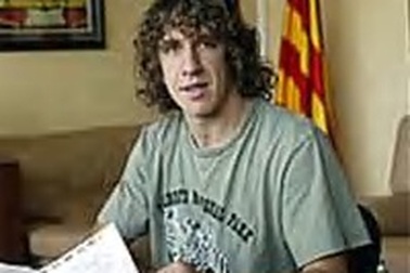 Carles Puyol gia hạn hợp đồng với Barcelona 