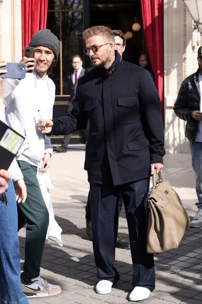 David Beckham thích xuống phố với túi hàng hiệu cỡ khủng, có giá đắt đỏ - 2 David Beckham thích xuống phố với túi hàng hiệu cỡ khủng, có giá đắt đỏ - 2