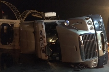 Xe container lật nghiêng trước cổng Khu du lịch Tuần Châu