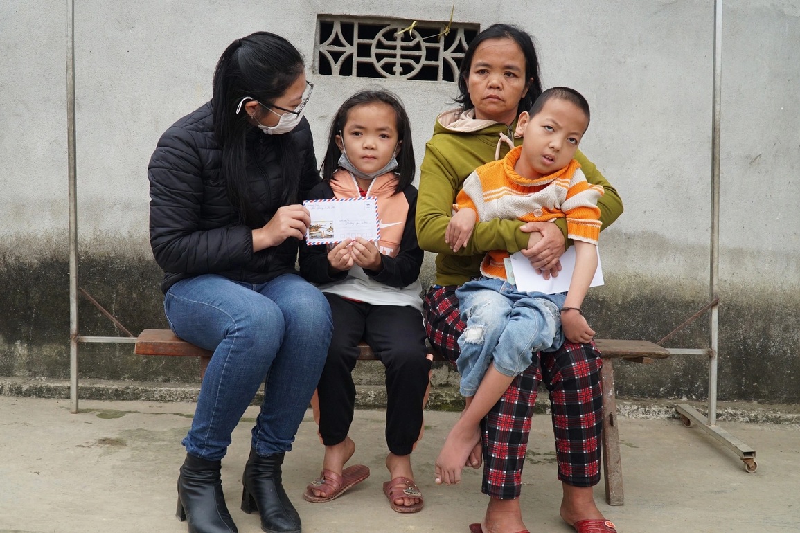 Được mọi người giúp đỡ, Tết này mẹ con em sướng nhất rồi - 1 Được mọi người giúp đỡ, Tết này mẹ con em sướng nhất rồi - 1
