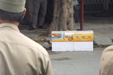 Vật “lạ” vứt trước quán nhậu là chiếc quách không chứa hài cốt