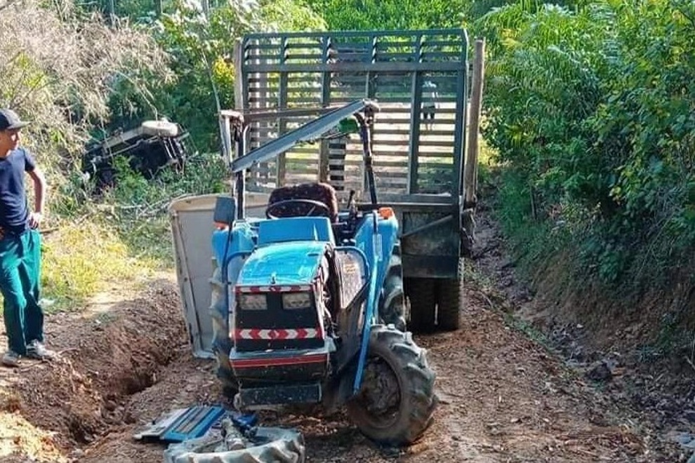 Xe công nông tuột dốc va chạm với máy cày, 2 người thương vong - 1 Xe công nông tuột dốc va chạm với máy cày, 2 người thương vong - 1