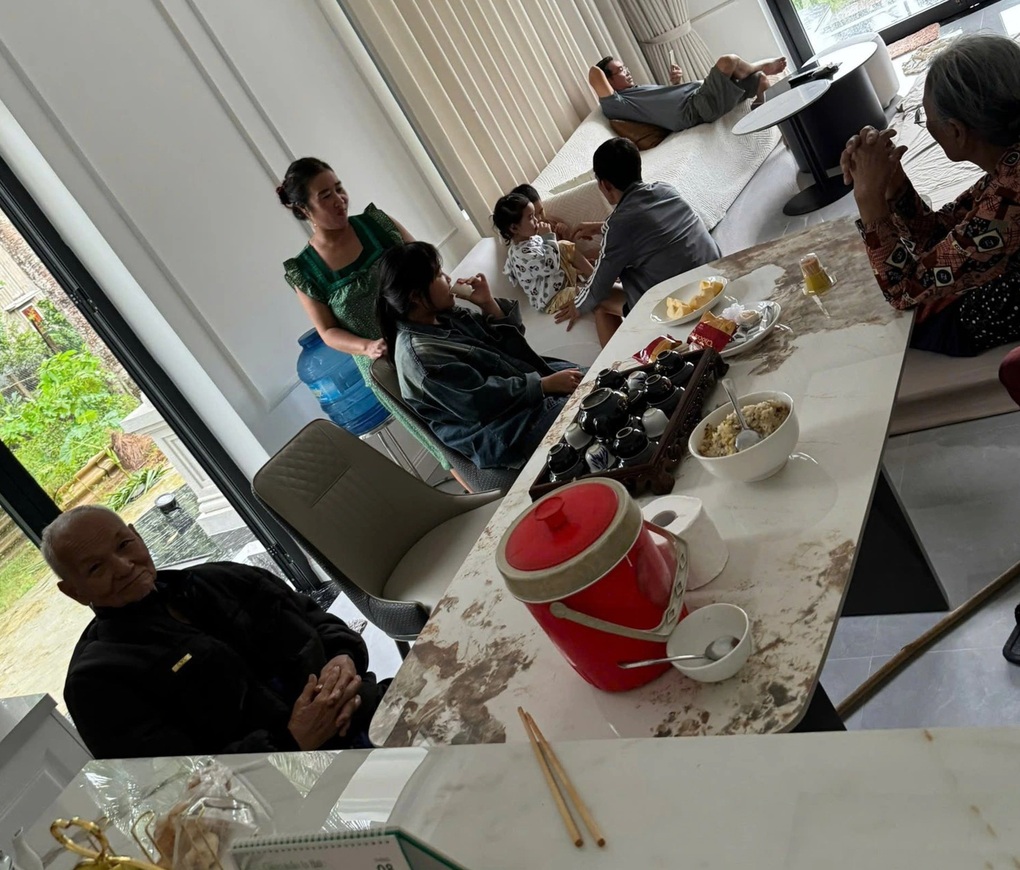 Cô gái Gia Lai mở cửa nhà mới xây đón bà con đến trú bão số 13 - 1 Cô gái Gia Lai mở cửa nhà mới xây đón bà con đến trú bão số 13 - 1