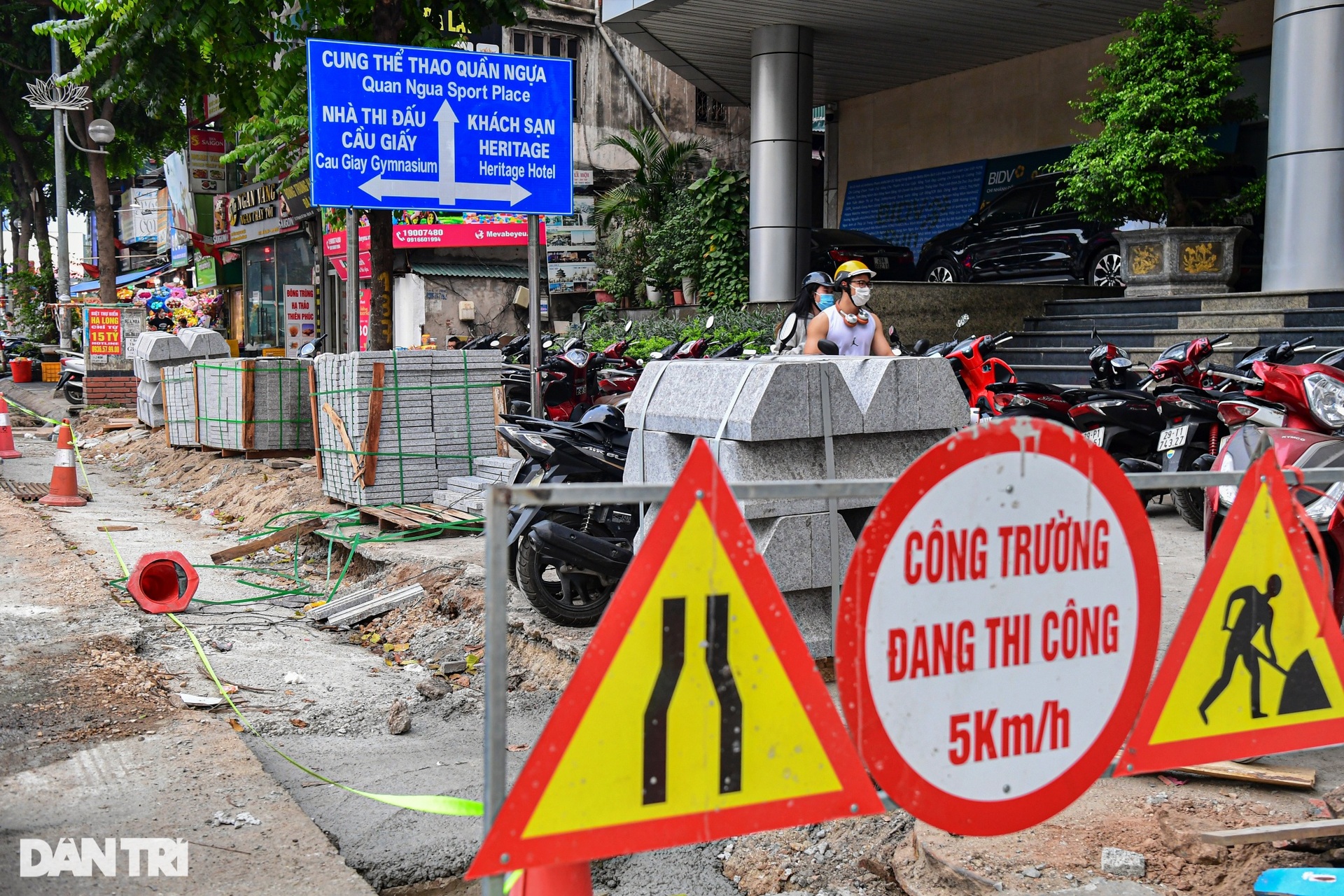 Người dân khổ sở vì vỉa hè đường đẹp nhất Việt Nam bị đào bới dở dang - 11 Người dân khổ sở vì vỉa hè đường đẹp nhất Việt Nam bị đào bới dở dang - 11