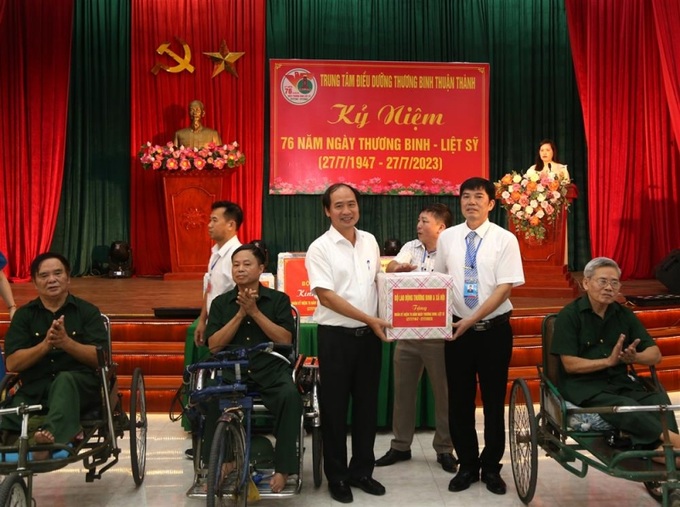 Thứ trưởng Bộ LĐ-TB&XH Nguyễn Văn Hồi tặng quà Trung tâm Điều dưỡng thương binh Thuận Thành.