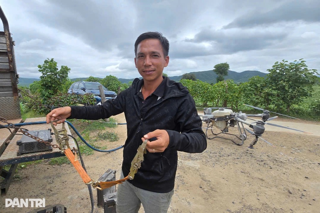 Thanh niên hỗ trợ anh nông dân dùng drone cứu 2 cháu nhỏ giữa dòng lũ - 3 Thanh niên hỗ trợ anh nông dân dùng drone cứu 2 cháu nhỏ giữa dòng lũ - 3