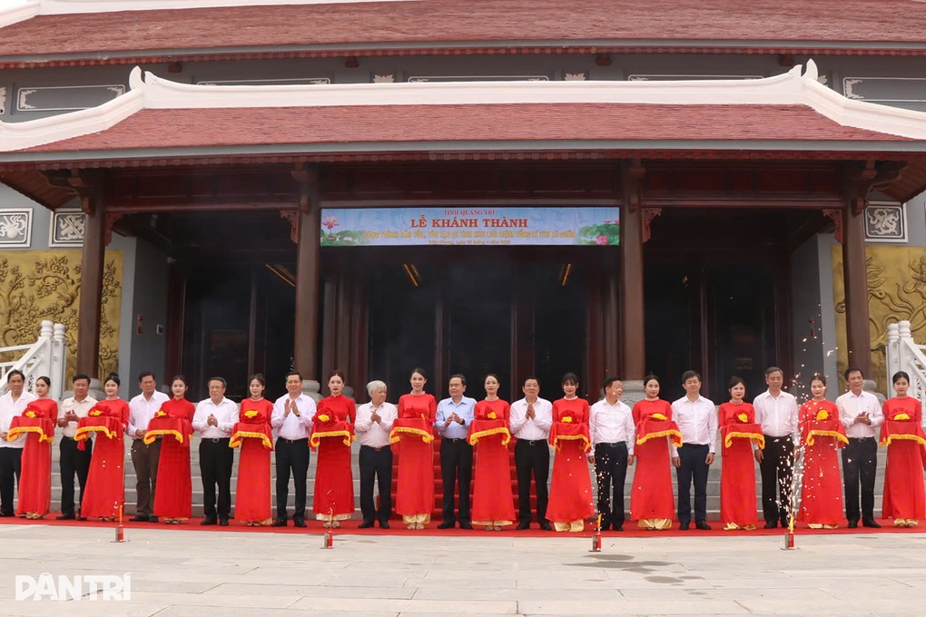 Chủ tịch Quốc hội tri ân các liệt sỹ, thăm Mẹ Việt Nam anh hùng 102 tuổi - 1 Chủ tịch Quốc hội tri ân các liệt sỹ, thăm Mẹ Việt Nam anh hùng 102 tuổi - 1