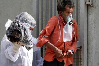 Tòa án Ấn Độ cảnh báo "treo cổ" bất cứ ai cản trở nguồn cung ôxy