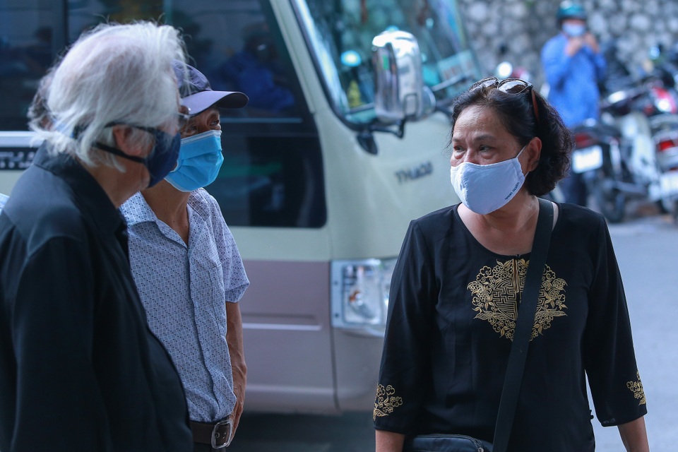 Người thân, đồng nghiệp nghẹn ngào tiễn biệt NSND Trần Phương - 4 Người thân, đồng nghiệp nghẹn ngào tiễn biệt NSND Trần Phương - 4