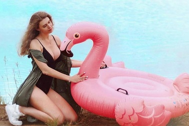 Gái xinh “phát cuồng” với hồ nước xanh lam ngọc ảo diệu nhưng chứa đầy chất độc