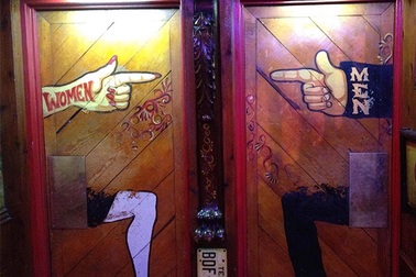 Cười nghiêng ngả với những ký hiệu nhà WC "không giống ai"