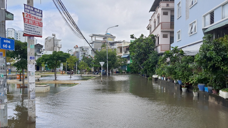 Khu dân cư bị nước bủa vây tứ phía ở Sài Gòn - 10