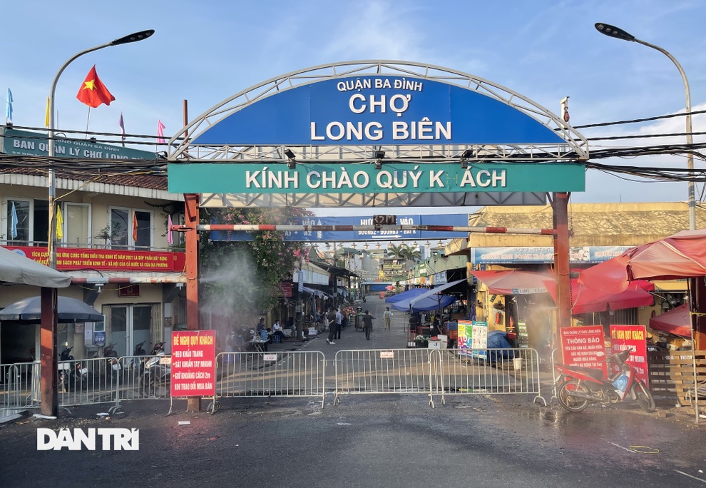 Tiểu thương sốt ruột mong chạy hàng khỏi chợ Long Biên - 1