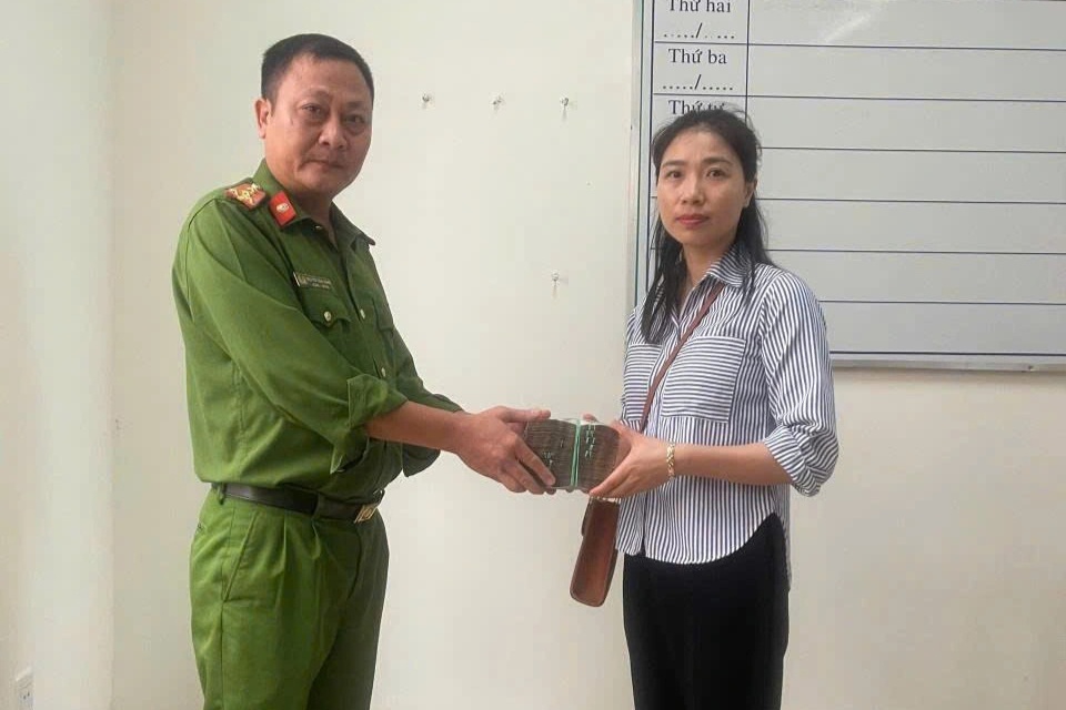 Wanita tak sengaja transfer 320 juta VND ke orang tak dikenal - 1 Người phụ nữ vô tình chuyển nhầm 320 triệu đồng cho người lạ - 1