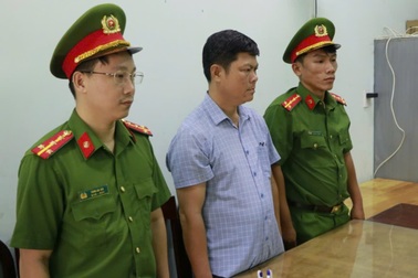 Bắt nguyên chánh văn phòng UBND huyện ở Bình Phước