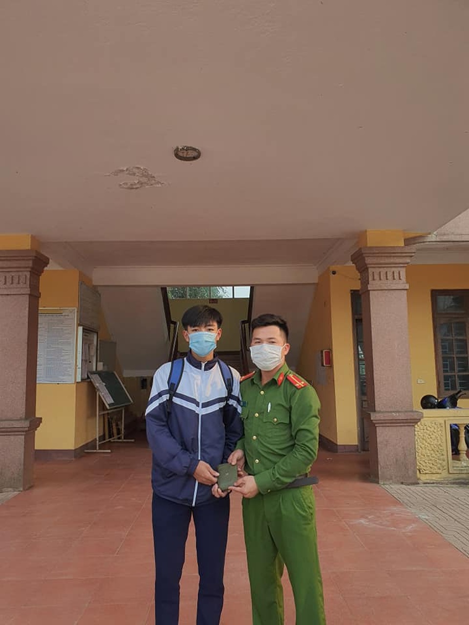 Nam sinh Hà Tĩnh nhặt được hơn 10 triệu đồng, tìm trả người đánh mất - 1 Nam sinh Hà Tĩnh nhặt được hơn 10 triệu đồng, tìm trả người đánh mất - 1