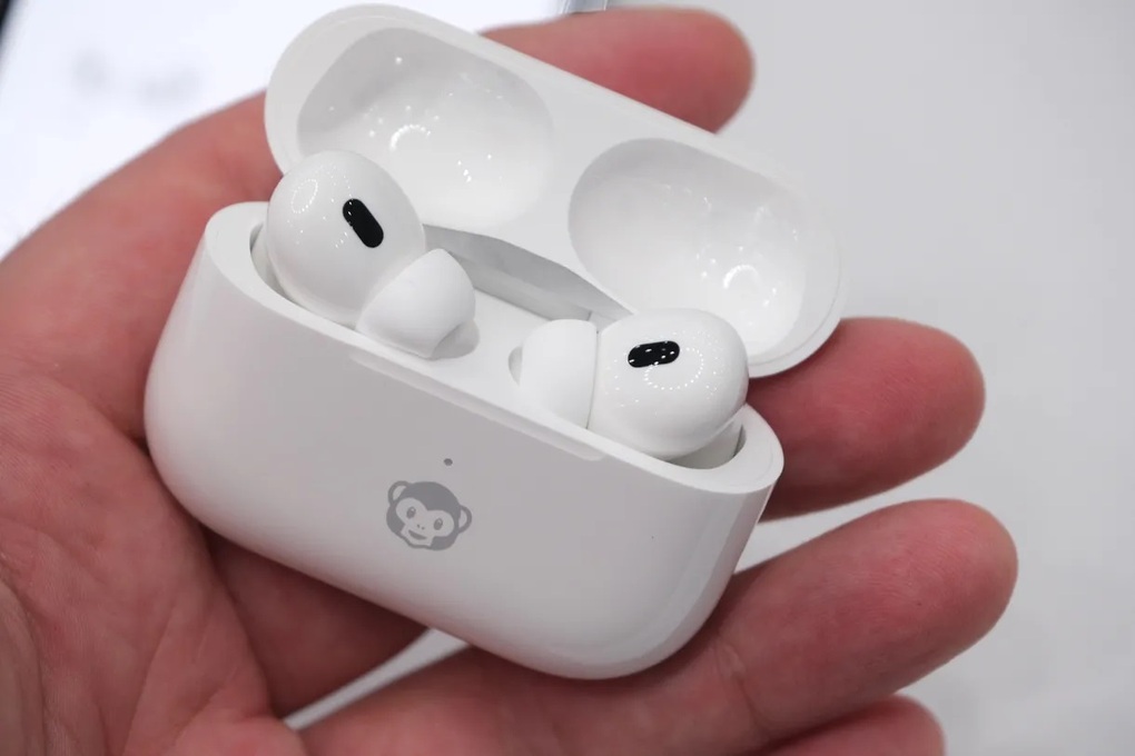 AirPods Pro 2 không khác biệt so với thế hệ đầu tiên (Ảnh: The Verge). AirPods Pro 2 không khác biệt so với thế hệ đầu tiên (Ảnh: The Verge).