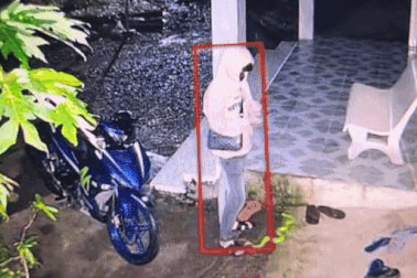 Mải xem điện thoại, chàng trai không phát hiện rắn độc trườn sát chân