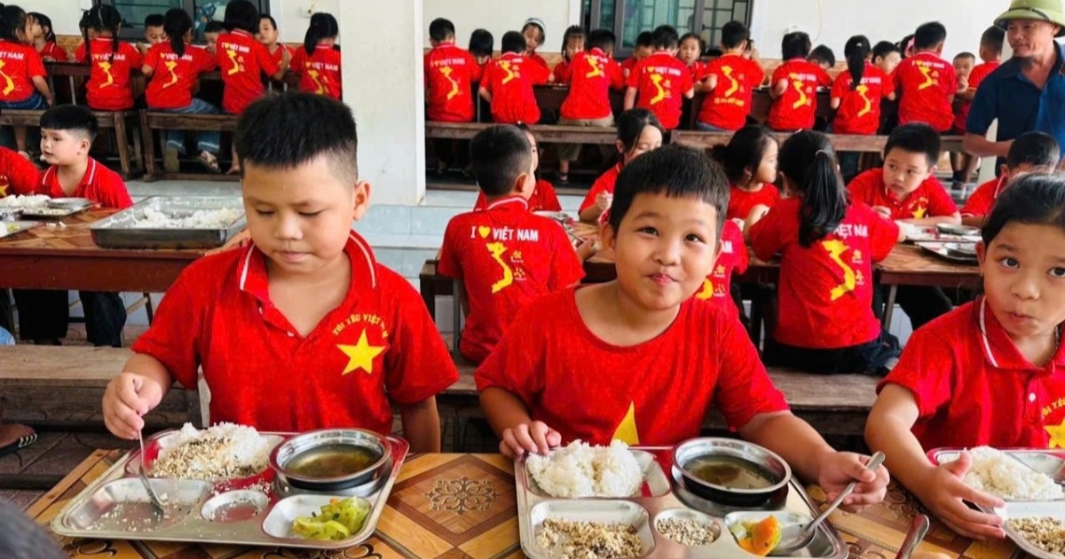 Phụ huynh bất ngờ suất cơm bán trú 17.000 đồng, cộng đồng mạng khen ngợi