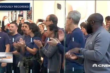 CEO Tim Cook chào đón những khách hàng đầu tiên mua iPhone X