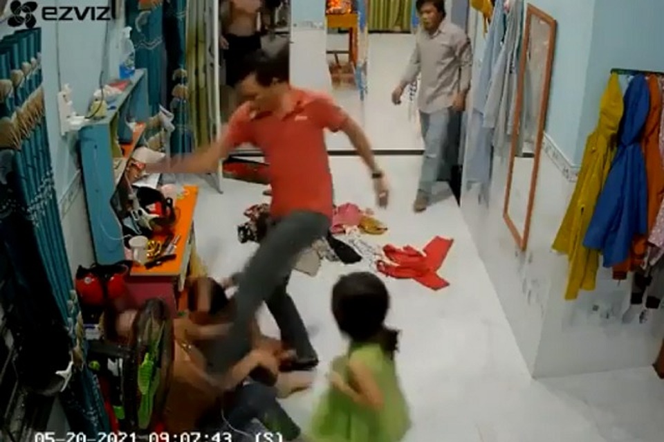 2 người đàn ông lao vào hành hung một phụ nữ - 1 2 người đàn ông lao vào hành hung một phụ nữ - 1