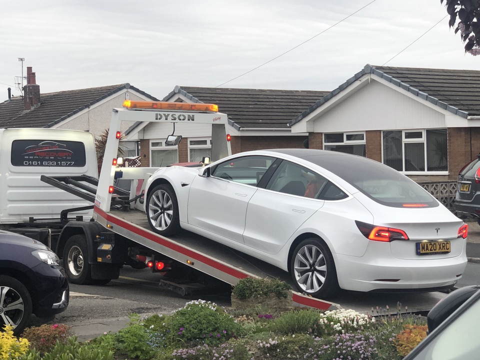 Kì lạ xe Tesla Model 3 rơi vô lăng chỉ một tháng sau khi mua - 4 Kì lạ xe Tesla Model 3 rơi vô lăng chỉ một tháng sau khi mua - 4
