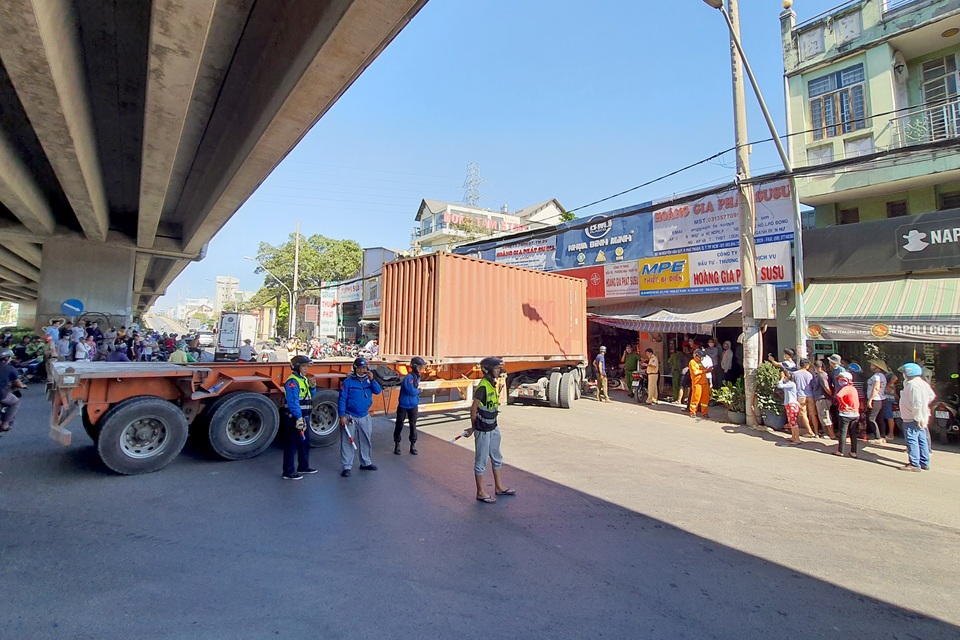 Xe container tông chết người đàn ông đứng trên vỉa hè mua đồ - 2 Xe container tông chết người đàn ông đứng trên vỉa hè mua đồ - 2