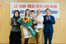Đôi vợ chồng người Pháp được nhận nuôi bé trai có hoàn cảnh đặc biệt