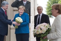 “Cuộc chiến hoa hồng” giữa ông Putin, Poroshenko và bà Merkel