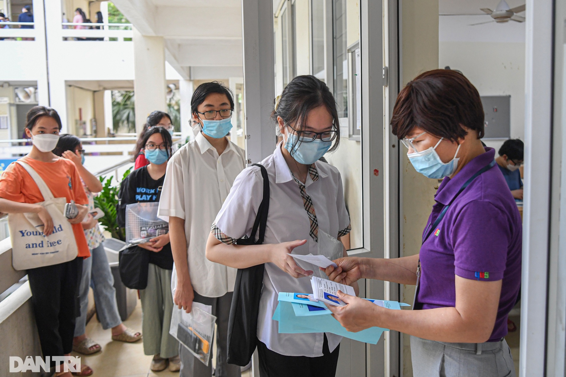 Thí sinh một mình một phòng ở kỳ thi căng thẳng vào lớp 10 trường chuyên HN - 12 Thí sinh một mình một phòng ở kỳ thi căng thẳng vào lớp 10 trường chuyên HN - 12