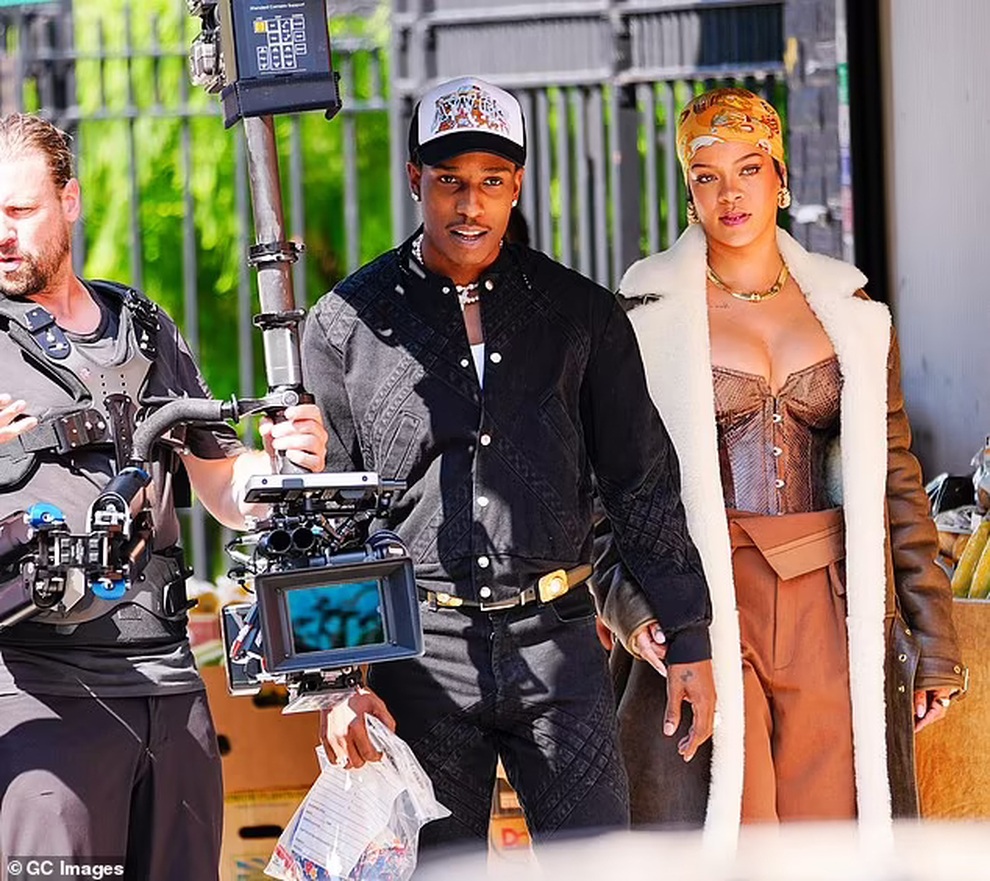 Rihanna mặc gợi cảm, tình tứ ôm bạn trai khi quay MV mới - 3 Rihanna mặc gợi cảm, tình tứ ôm bạn trai khi quay MV mới - 3