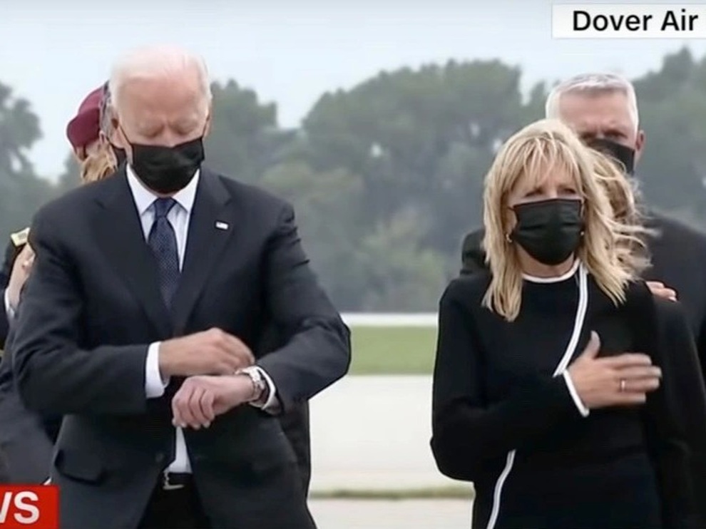 Hành động gây tranh cãi của ông Biden khi đón thi thể binh sĩ Mỹ từ Kabul - 1 Hành động gây tranh cãi của ông Biden khi đón thi thể binh sĩ Mỹ từ Kabul - 1