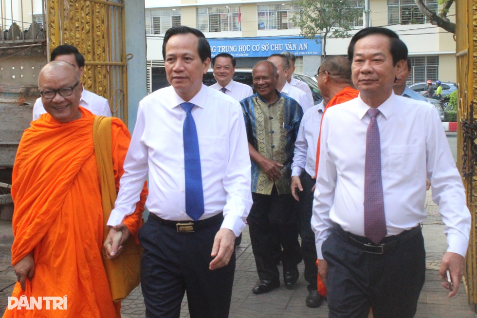 Bộ trưởng Đào Ngọc Dung chúc Tết đồng bào Khmer Tây Nam Bộ - 1 Bộ trưởng Đào Ngọc Dung chúc Tết đồng bào Khmer Tây Nam Bộ - 1