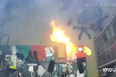 Pin điện thoại bất ngờ phát nổ, bốc cháy dữ dội khi đang sửa chữa