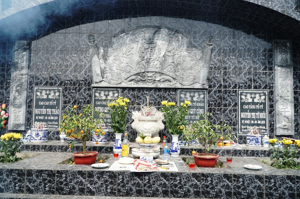 Nhiều người dân đi tảo mộ dịp Tết Thanh minh - 9 Nhiều người dân đi tảo mộ dịp Tết Thanh minh - 9
